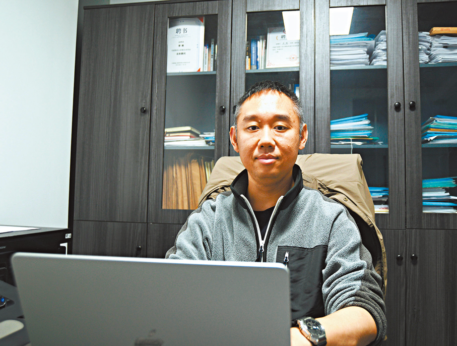 ●湖北今天律師事務所資深律師李鋼   香港文匯報新聞調查部記者  攝