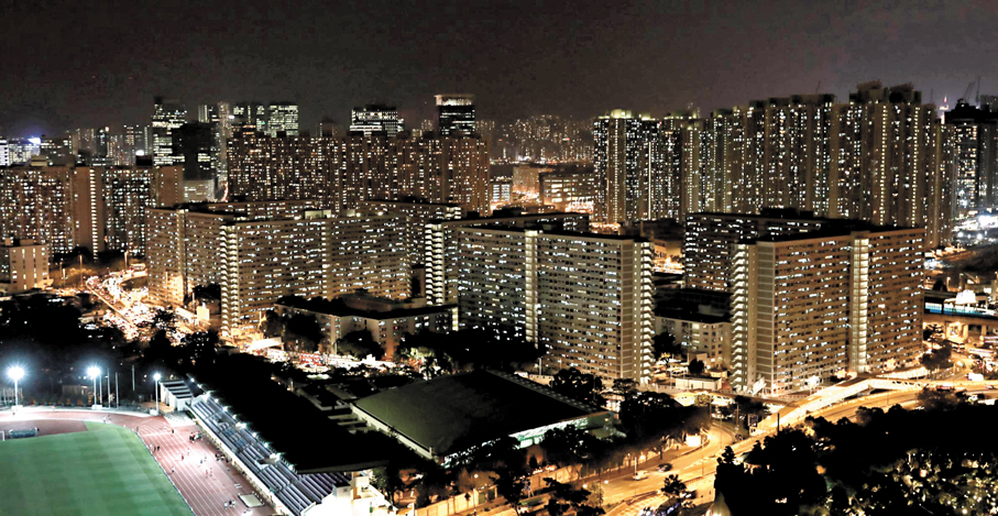 ●中電昨日公布，6月的燃料調整費為每度電42.6港仙，較5月上升2.2仙，加幅約5.4%。圖為九龍彩虹及啟德一帶萬家燈火。 資料圖片