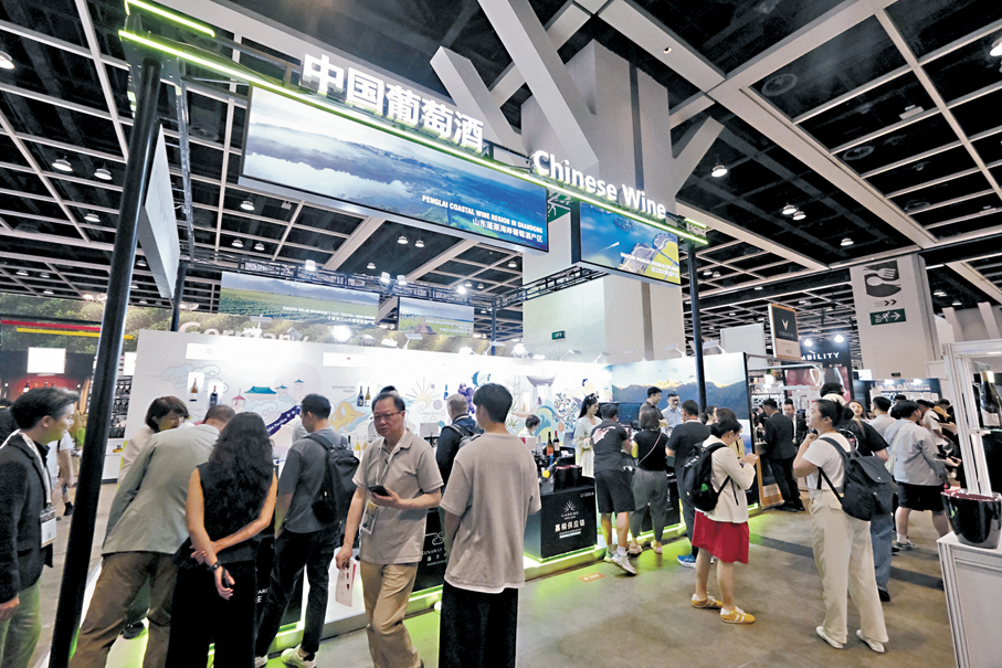 ●Vinexpo Asia 2026昨日起一連3天在港舉行，其中內地佳釀成為場內最大亮點。 香港文匯報記者涂穴  攝