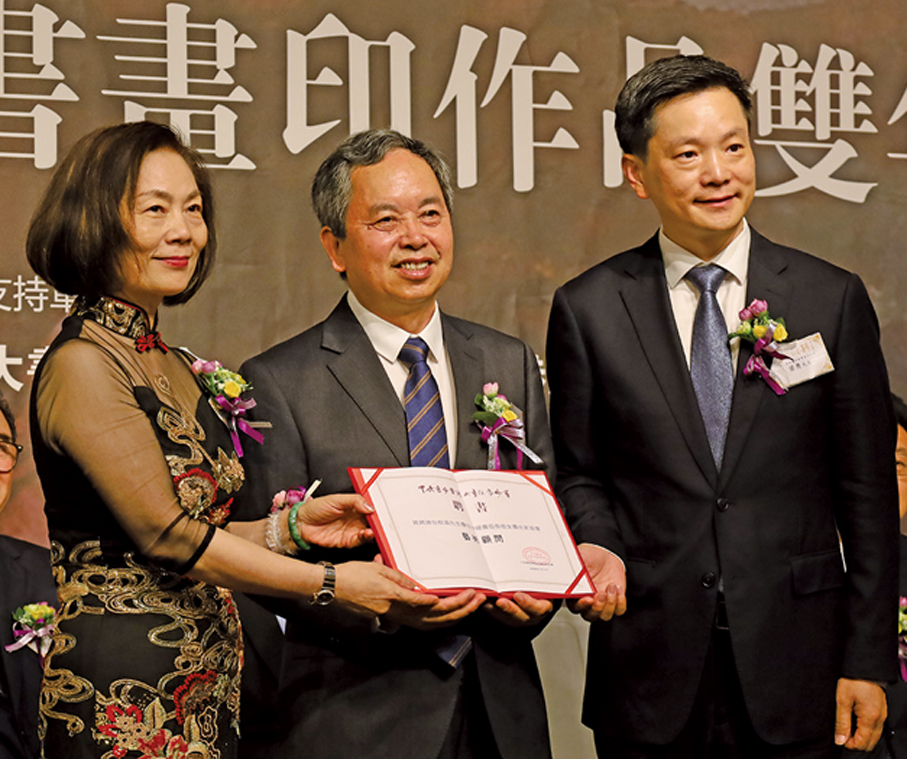 ●梁秀與婁耀敏共同為包根滿頒發顧問聘書。