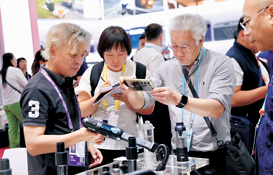 ●商務部數據顯示，2026年1-4月，全國新設立外商投資企業20,113家，同比增長6.8%。圖為早前，外商在廣交會上了解選購吸塵器。 資料圖片