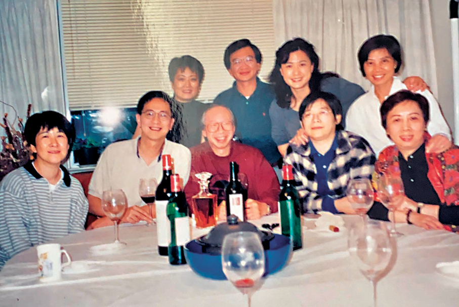 ●在溫哥華共聚，黃淑儀（後右二）、張慧儀（後左一）也在其中。 作者供圖