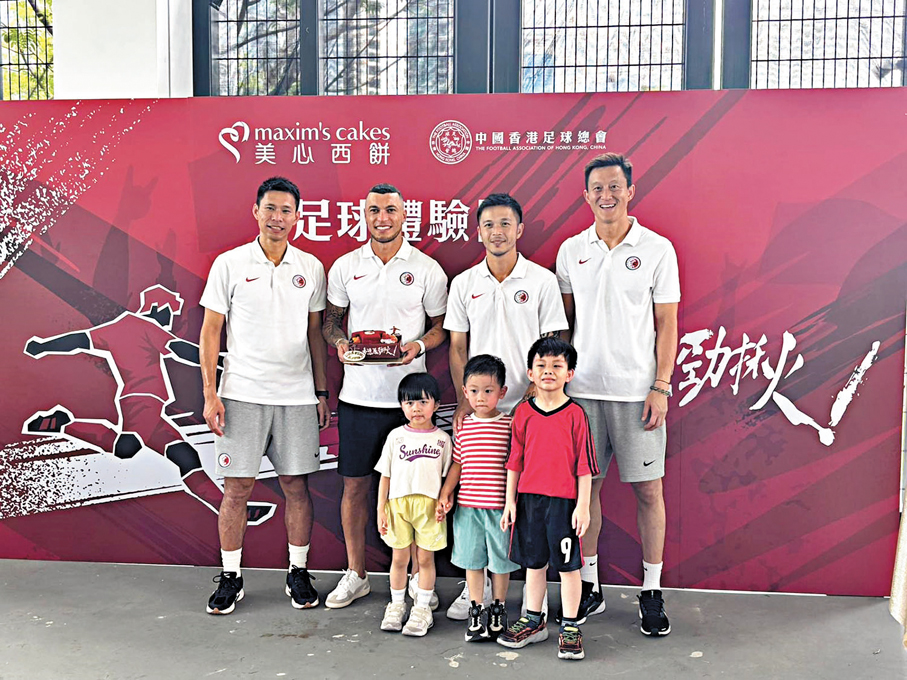 ●同樣出席活動的艾華頓（後排左二）喜獲生日蛋糕。 香港文匯報記者張發兒 攝