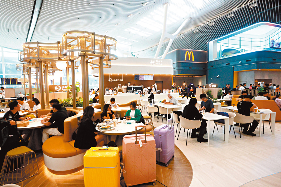 ●快餐店的主食套餐價錢豐儉由人。 香港文匯報記者郭木又 攝