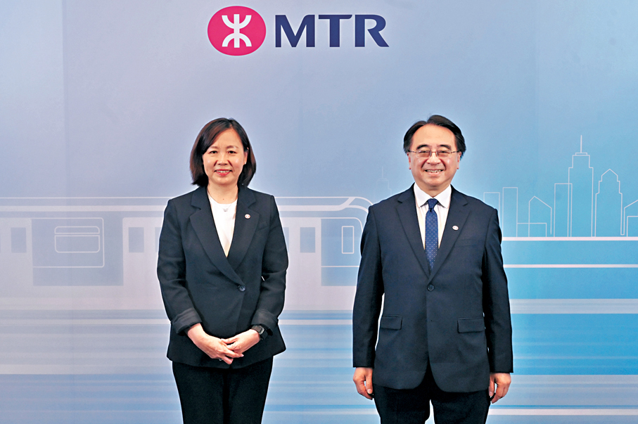 ●金澤培（右）及楊美珍出席港鐵股東周年大會前會見媒體。  中新社
