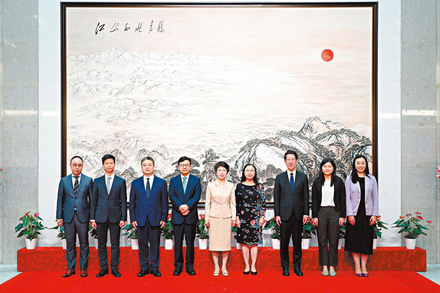 ●中央港澳辦、國務院港澳辦副主任章冬梅會見孫玉菡。