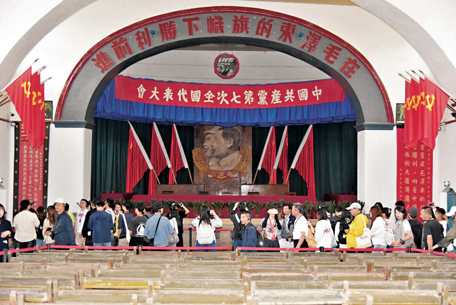 ●香港理工大學師生走進楊家嶺七大會址，從長征精神中汲取智慧與力量。 香港文匯報記者李陽波 攝