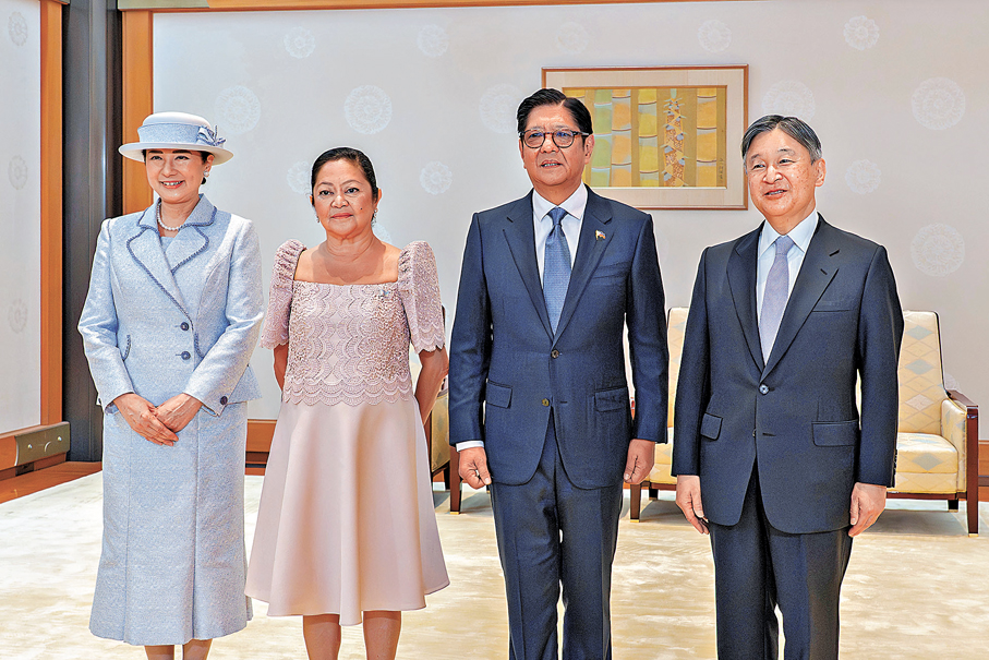 ●馬科斯（右二）偕妻會見日皇夫婦，並參加宮中晚宴。 法新社
