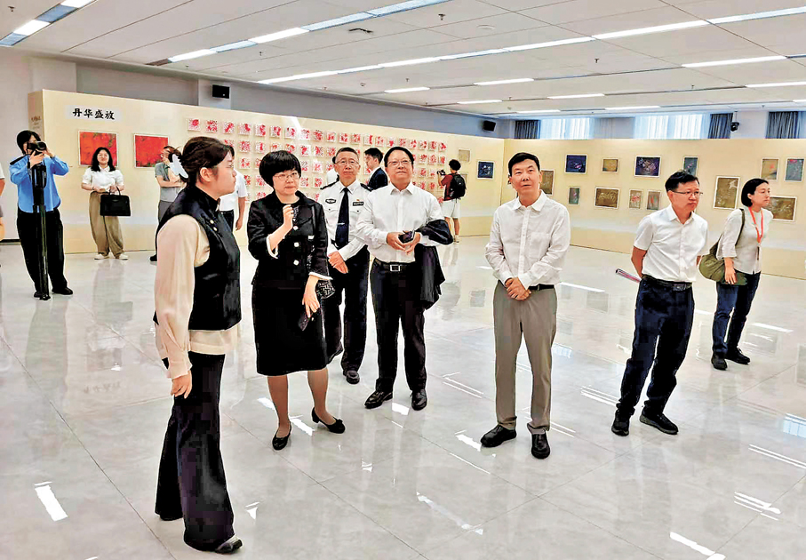 ●與會嘉賓參觀全國人大代表釋養立的「嶺上開遍映山紅 紀念長征勝利90周年」書畫展。