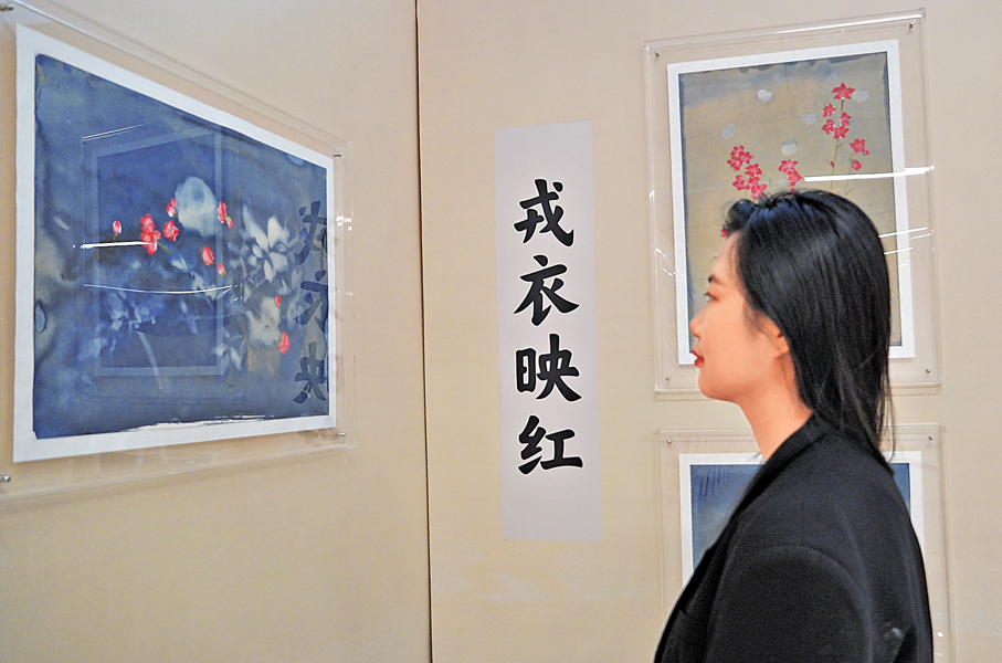 ●採訪團成員觀看「嶺上開遍映山紅 紀念長征勝利90周年」書畫展。