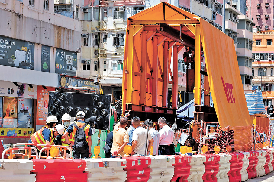 ●警方封鎖事發地盤，並聯同相關部門人員調查意外原因。   香港文匯報記者劉友光  攝