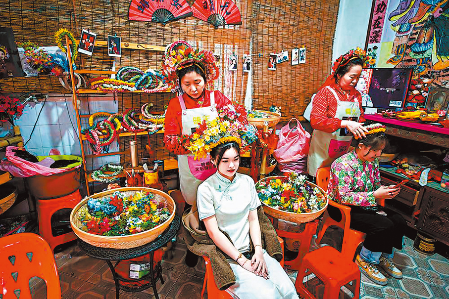 ●遊客在蟳埔村體驗「簪花圍」。 資料圖片