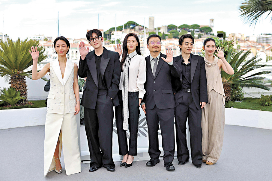 ●《屍殺禁區》入選第79屆康城影展「午夜展映」單元作全球首映，導演延尚昊早前率領一眾演員出席。