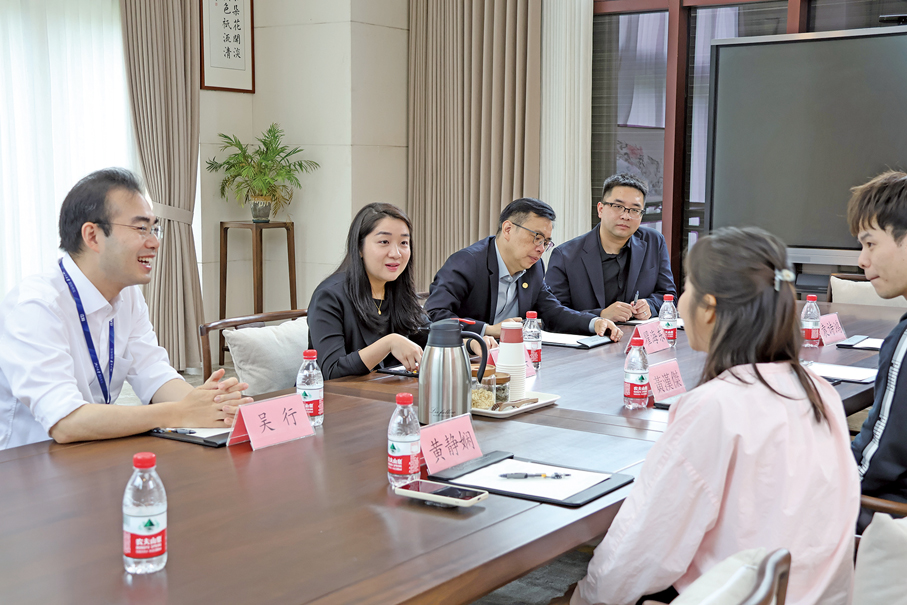 ●2025年5月，賀凱琪到訪浙江大學國際聯合商學院，與當地在校的澳門學生交流。