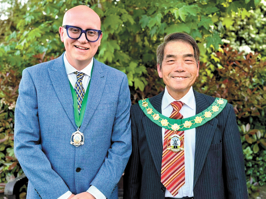 ●5月11日，Polegate Town Council波爾蓋特鎮鎮長成世雄（右一）及副鎮長Cllr Dan Dunbar當選後合影。   作者供圖