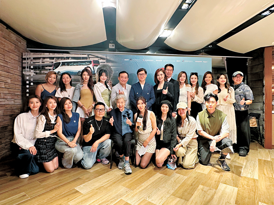 ●眾人齊為電影點讚。   香港文匯報記者子棠  攝