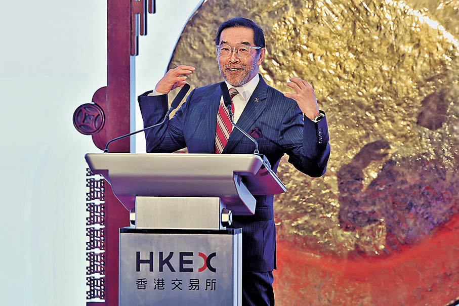 ●港交所主席唐家成在午間敲鑼儀式致開幕辭。中通社