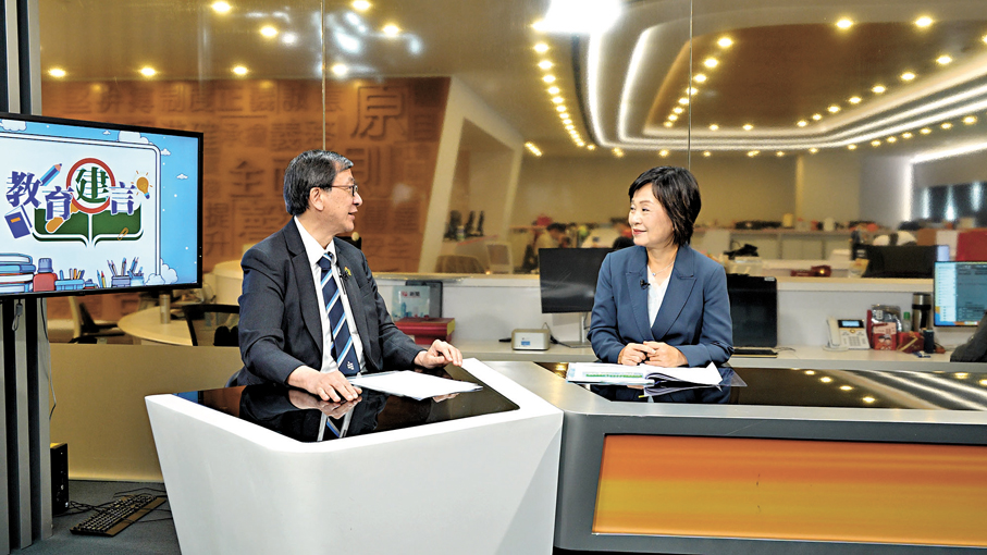 ●蔡若蓮（右）日前接受《教育建言》節目專訪。