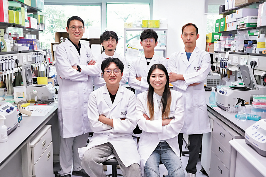 ●權性哲（後排左一）領導的研究團隊開發創新工具修復錯誤基因，為神經退化性疾病帶來新希望。港大圖片