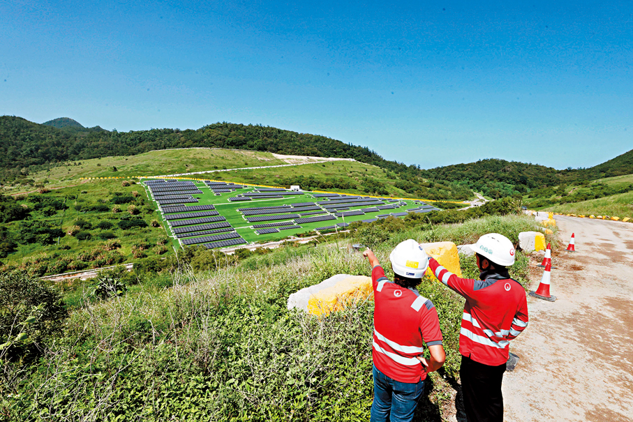 ●「將軍澳新界東南堆填區太陽能發電場」每年可生產約一百二十萬度綠色電力。香港文匯報記者北山彥  攝