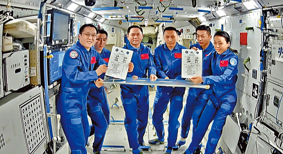 ●神二十一和神二十三兩個乘組，指令長、02航天員和載荷專家都分別在交接文件上鄭重簽名。 視頻截圖