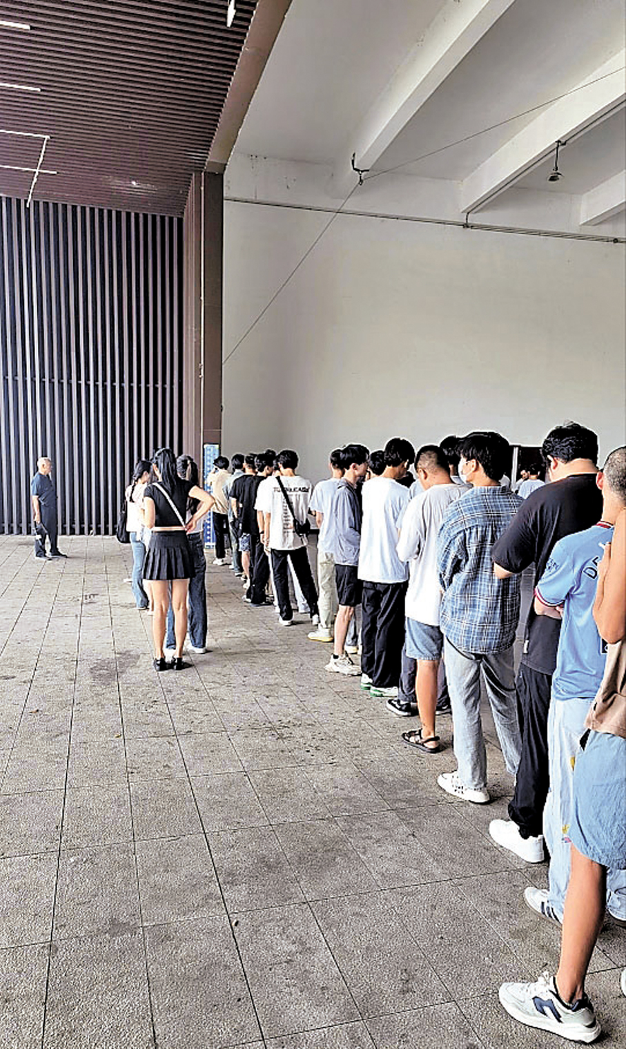 ●前景演員排隊等待試戲。香港文匯報記者俞晝  攝