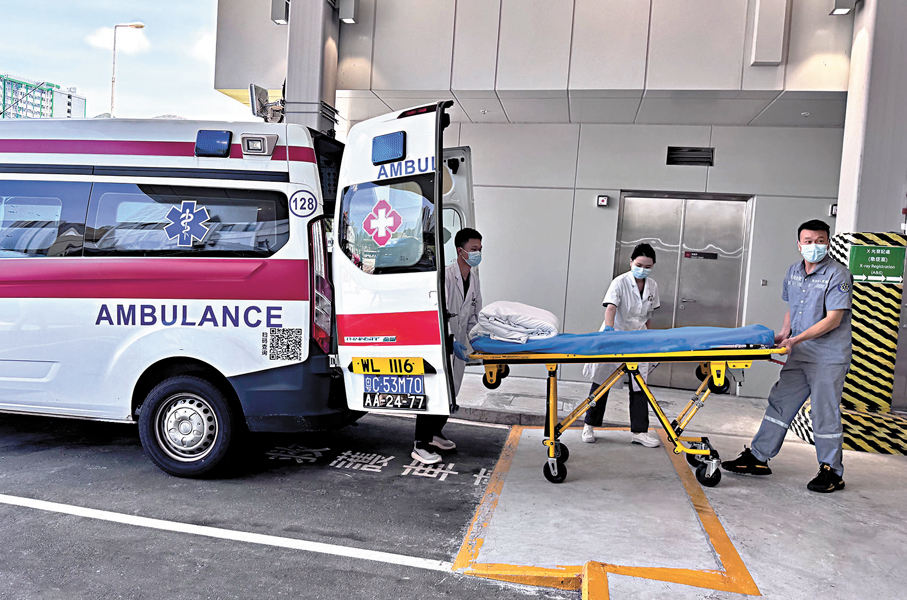 ●一名病人前日首次透過「大灣區跨境直通救護車試行計劃」，由屯門醫院以點對點方式轉運往珠海市人民醫院接受治療。
