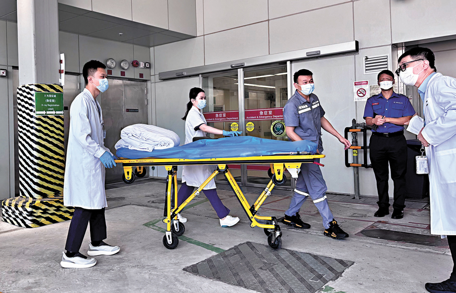 ●屯門醫院的醫療團隊確認病人合適轉運後，安排病人由跨境直通救護車以點對點方式直接轉運往珠海市人民醫院。
