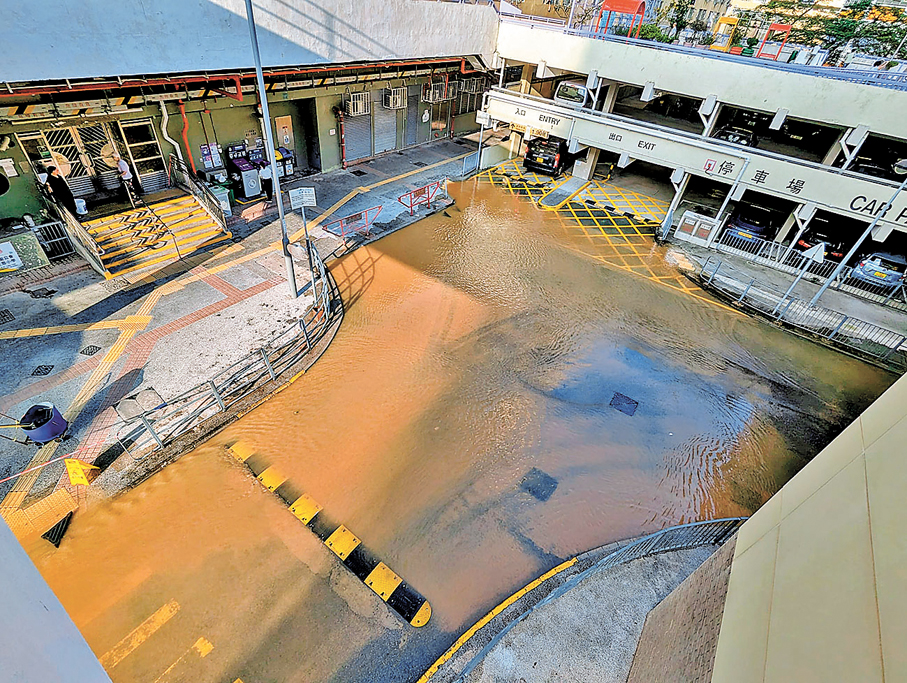 ●大量黃泥水淹浸路面。區議員劉美璐供圖