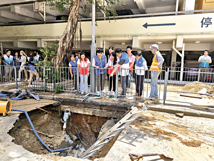 ●葵青民政事務處及多名區議員到葵盛西邨爆水管現場了解搶修情況。