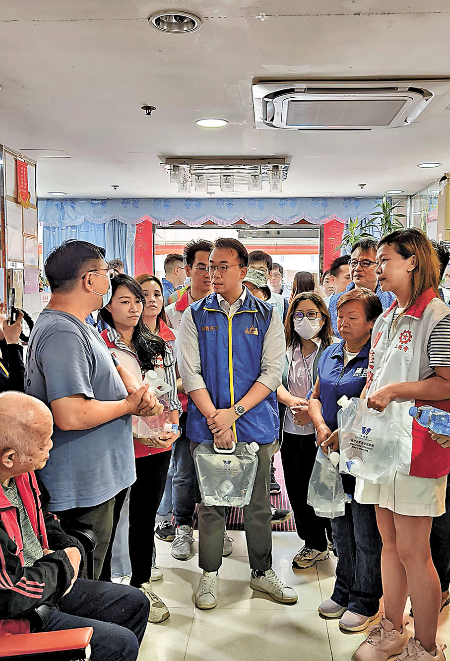 ●葵青民政事務處及多名區議員到場探訪受爆水管影響的居民。