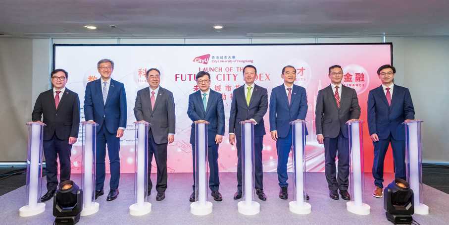 ●城大早前發布「未來城市指數2025」。香港特區政府勞工及福利局局長孫玉菡（左四）、城大校董會主席魏明德（右四）、城大署理校長李振聲（左三）、引進重點企業辦公室主任任景信（左二）、立法會議員梁子穎（右二），聯同城大高級副校長（創新及企業）楊夢甦（右三）、協理副校長（創新）兼城大創新學院院長謝智剛（左一）、城大創新學院「全球人才流動數據中心」總監王小輝（右一）主持啟動儀式。