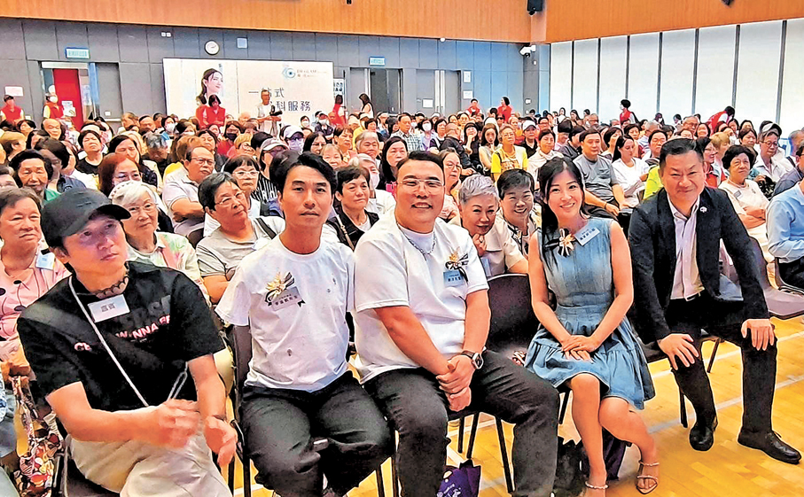 ●洪天明（前排左一）特地前來支持太太周家蔚（前排右二）。