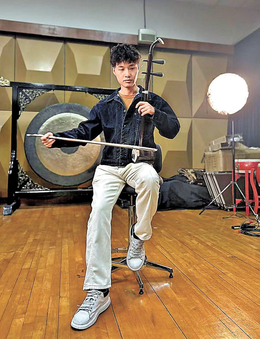 ●朱芸編演奏二胡。   記者胡茜  攝