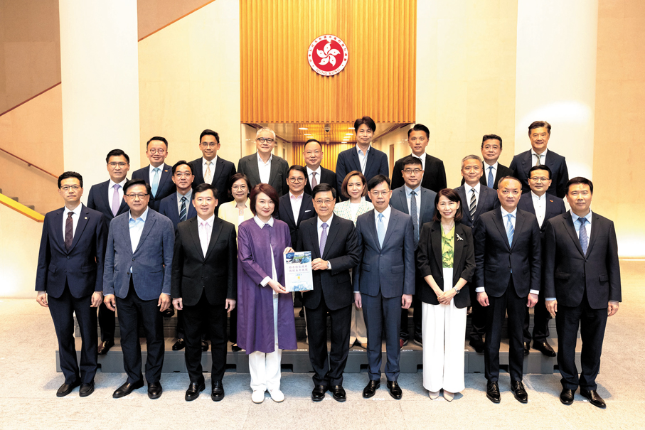 ●立法會香港主動對接國家「十五五」規劃工作小組委員會委員昨日向行政長官李家超提交以「助力特區政府，做好五年規劃」為題的專題研究及意見收集報告。