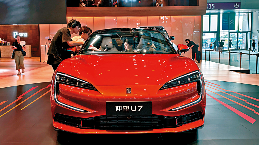 ●作為比亞迪旗下的百萬級高端新能源汽車品牌，仰望汽車攜仰望U7、仰望U8、仰望U8L鼎世版、仰望U8L鼎藏版、仰望U9全產品矩陣重磅登場。 香港文匯報記者毛麗娟  攝