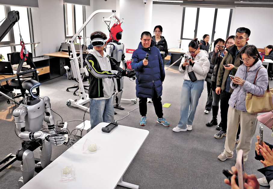 ●殷勇表示，人才是發展新質生產力的第一資源。圖為北京市具身智能觸覺及多模態感知數訓創新中心，工作人員在訓練機器人。 資料圖片