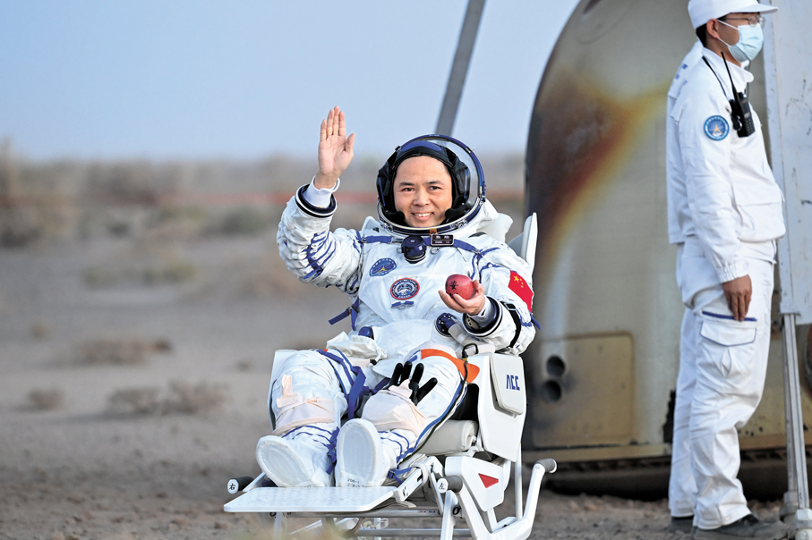 ●神舟二十一號航天員乘組指令長張陸出艙，離開空間站時他特意帶回一個蘋果，把它送給所有科技工作者。 新華社