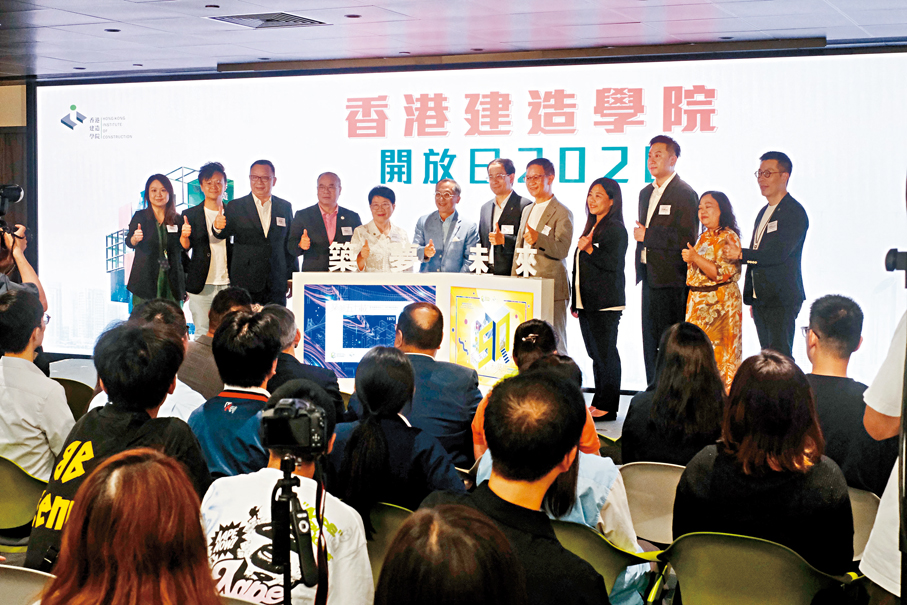 ●香港建造學院舉行開放日，讓市民體驗行業轉型。    香港文匯報記者涂穴  攝