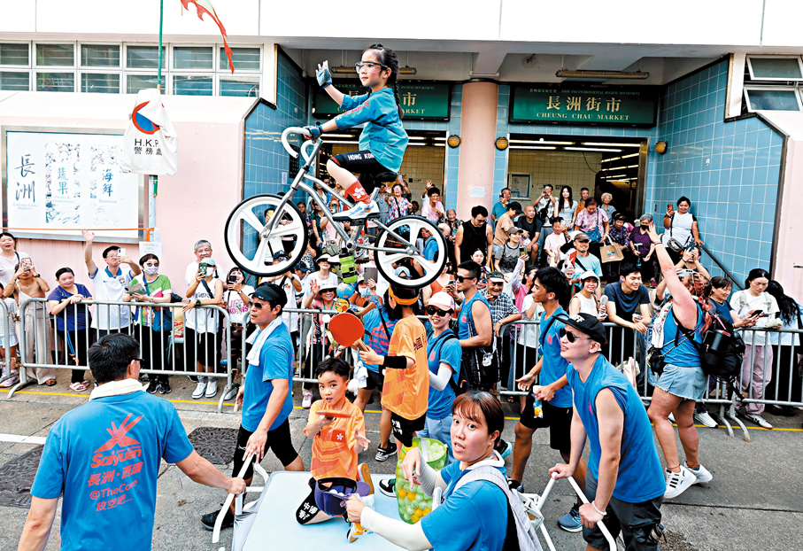 飄色巡遊  ●長洲太平清醮飄色巡遊，小演員英姿颯爽。  香港文匯報記者黃艾力  攝  