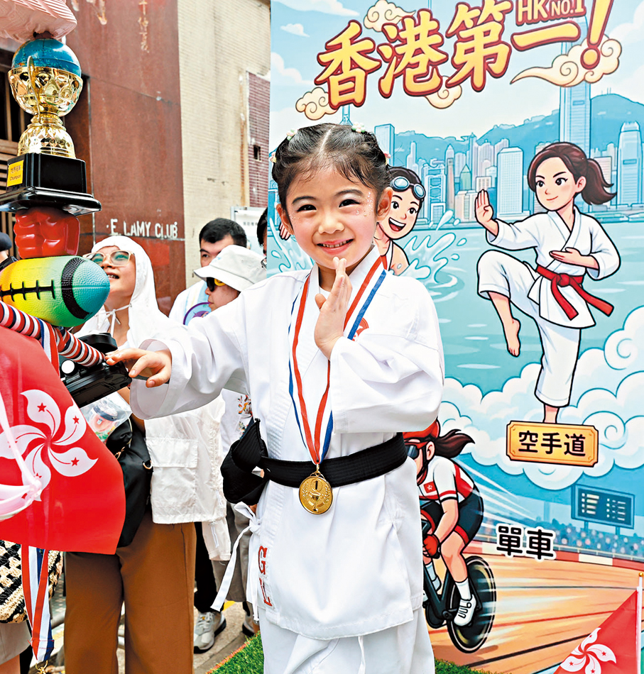 甜美奪魁  ●飄色小演員化身空手道健兒，再現「香港第一」。  香港文匯報記者黃艾力  攝