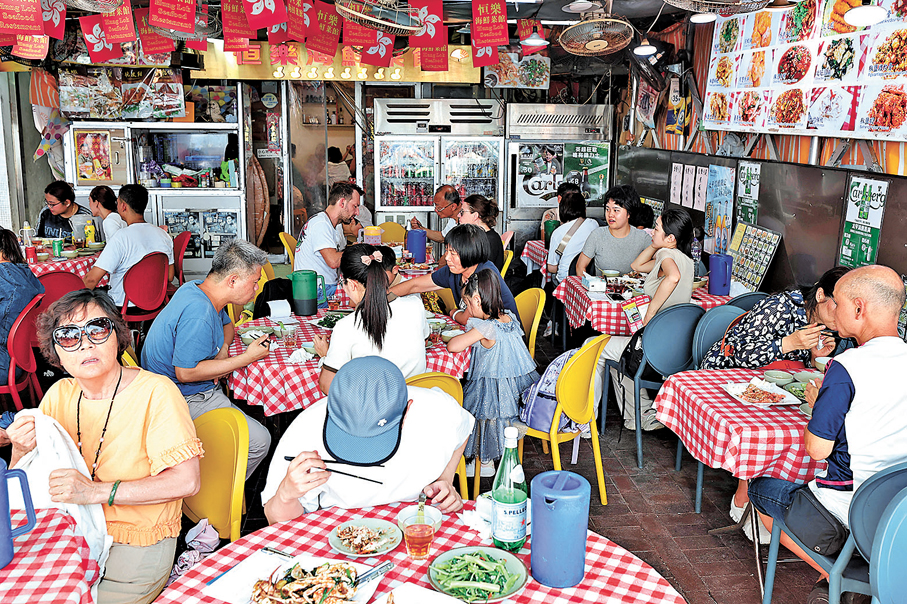 盡享佳餚  ●大排檔座無虛席，遊客與街坊盡情品嘗地道美食。   香港文匯報記者黃艾力  攝