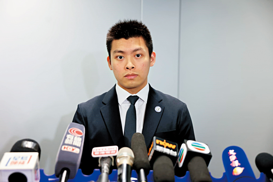 ●警方講述14歲少年涉巴士座椅插鎅刀案詳情。   香港文匯報記者劉友光  攝