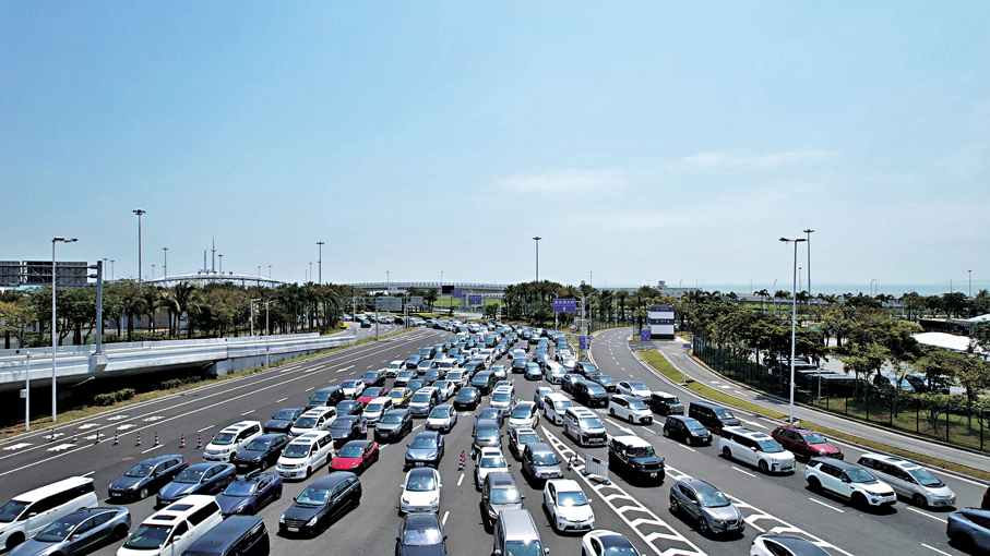 ●今年以來，港車北上、澳車北上的車輛數量超170萬輛次，同比增長超11%。 香港文匯報珠海傳真