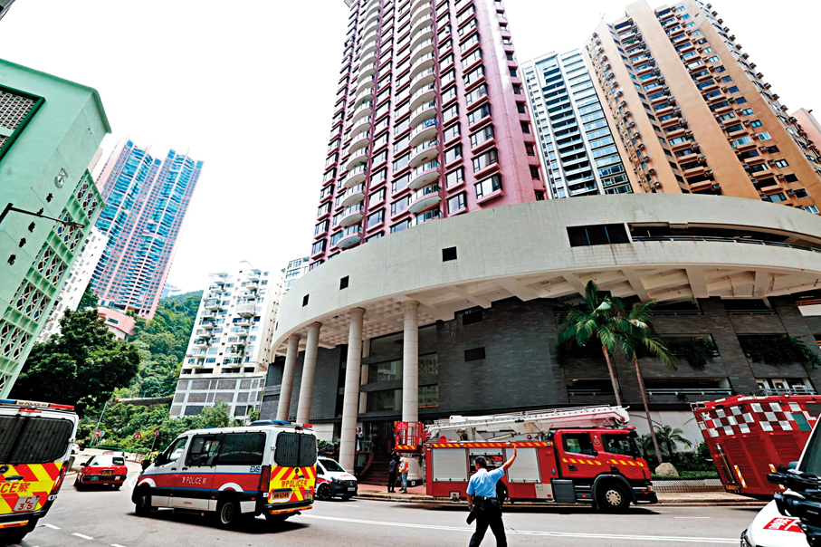 ●港島半山羅便臣道一住宅單位昨晨發生火警。 香港文匯報記者劉友光  攝