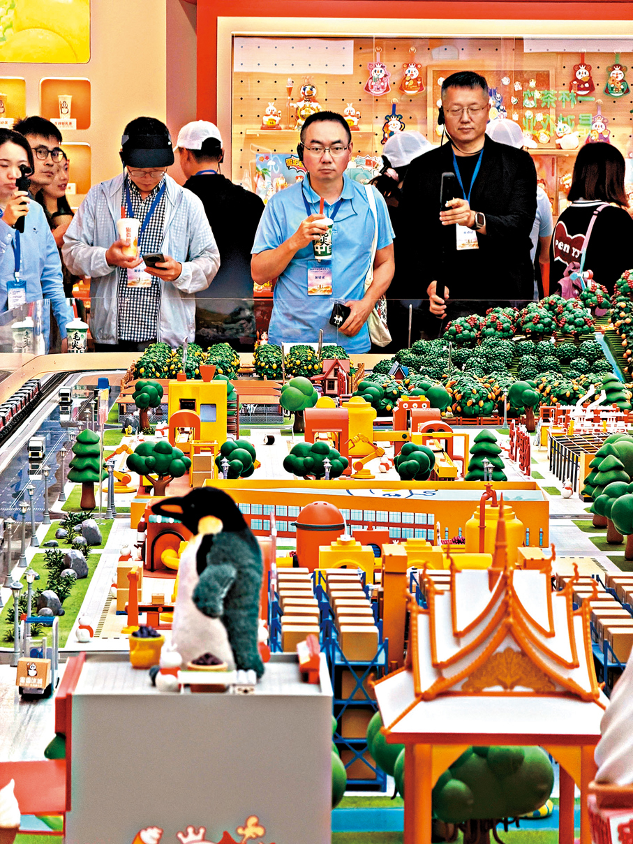 ●兩岸記者參訪鄭州的飲品品牌蜜雪冰城全球總部。 香港文匯報記者劉蕊  攝
