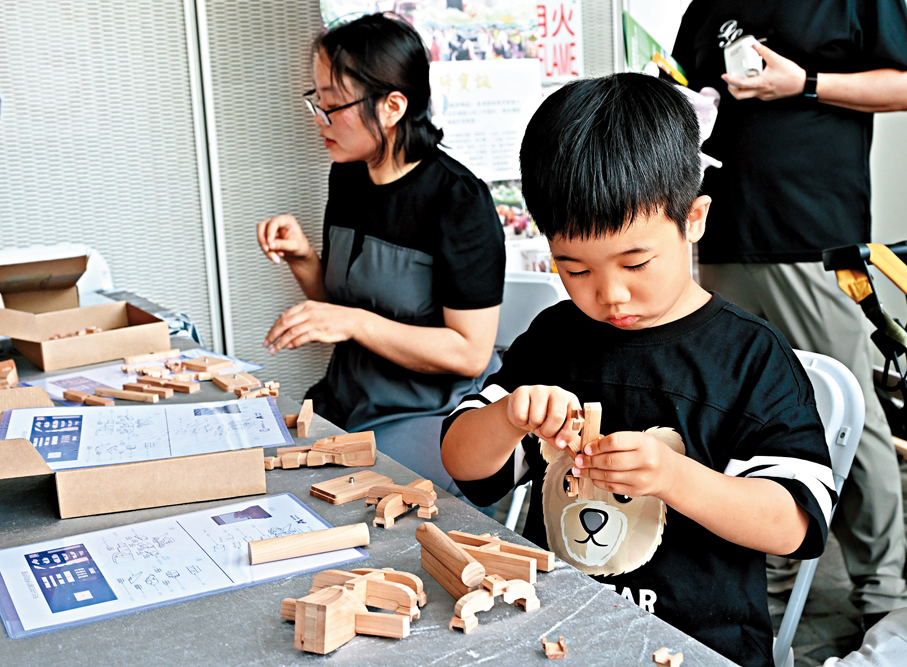 ●小朋友體驗傳統鄉村建築修繕技藝—榫卯。