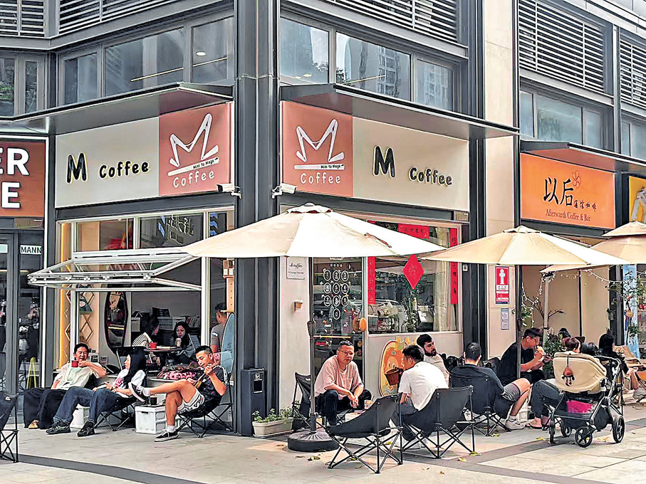 ●「M coffee」作為社區咖啡店，在周末時常座無虛席。香港文匯報記者李薇  攝