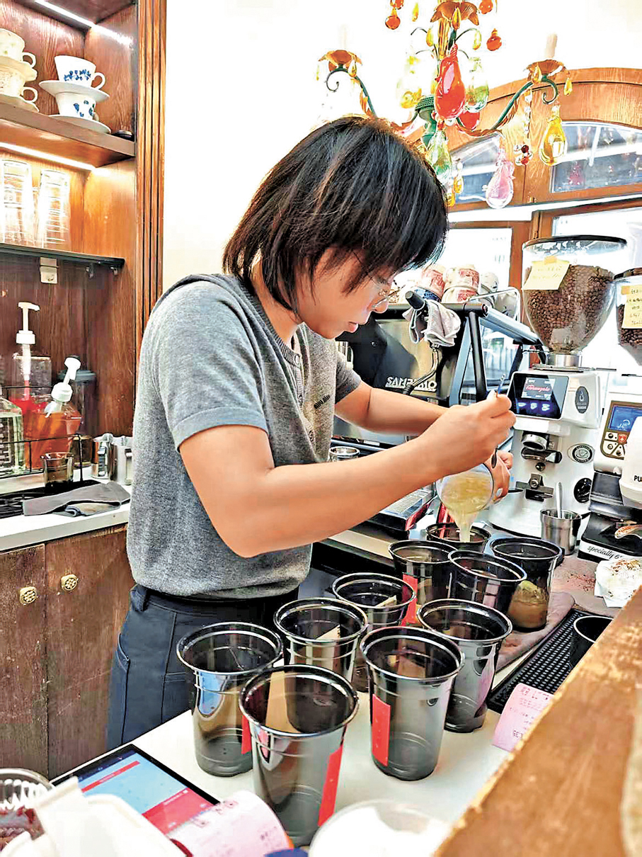 ●「Coffee V.P.N.咖啡微品」創始人楊謝萍透露，經常有客戶下單就是十幾杯。 香港文匯報記者李薇  攝