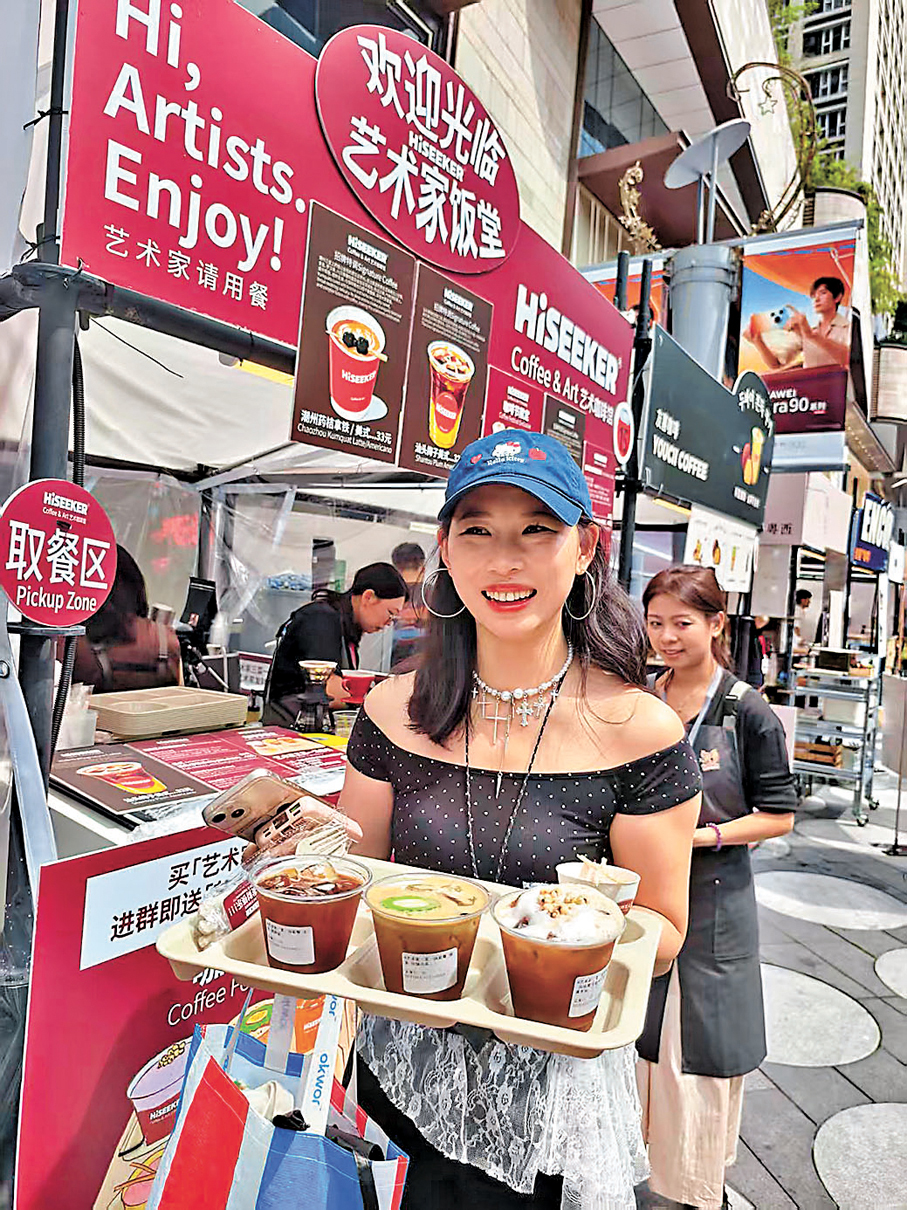 ●「M coffee」老闆龔苗苗今年去了福田喚醒咖啡節了解市場情況。 香港文匯報記者李薇  攝